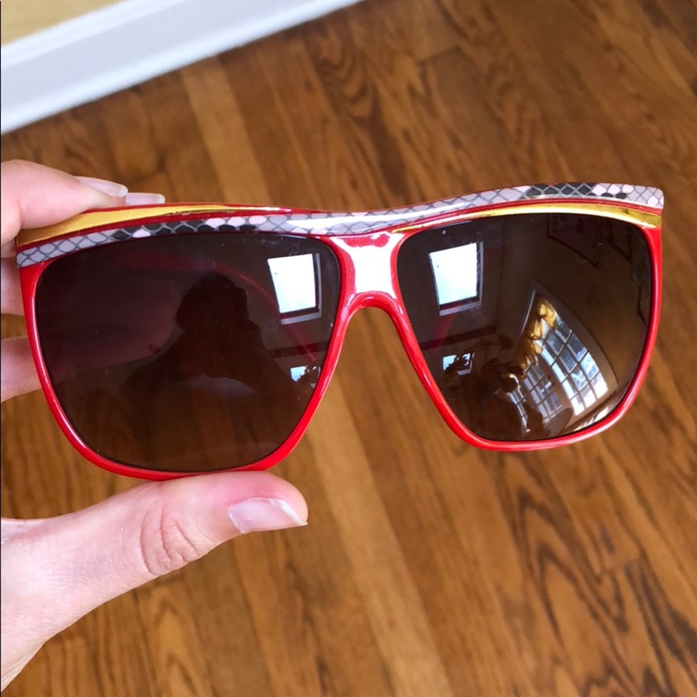 Oversized red sunglasses - Picture 2 of 3